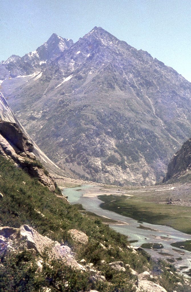 Ascending the upper reaches of Ushu river.