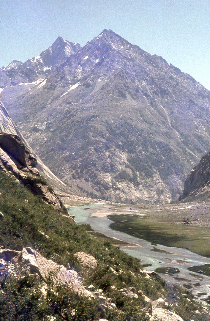 Ascending-the-upper-reaches-of-Ushu-river.