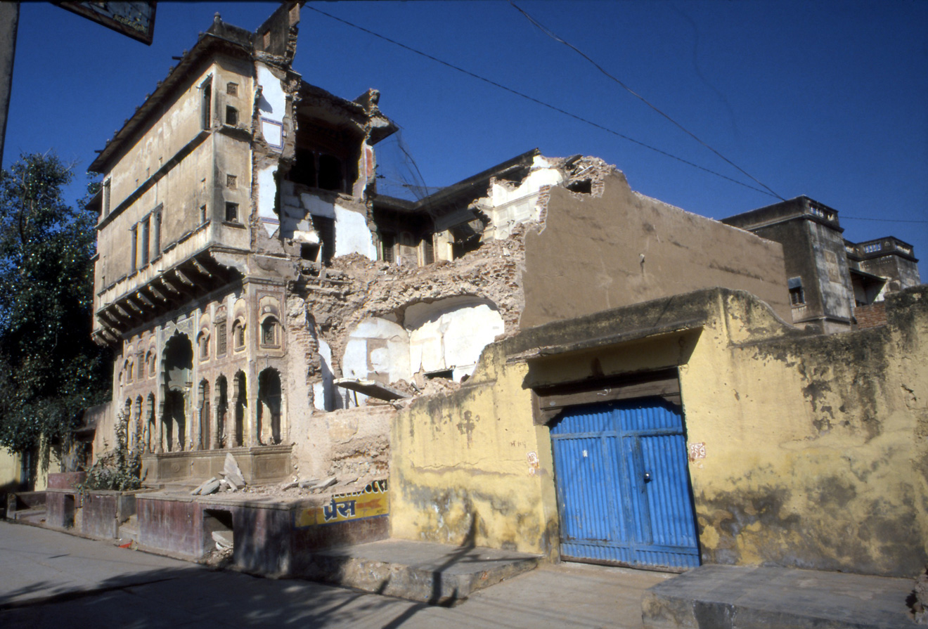  Another Chaudhary haveli, already frail, collapsed during the 2001 earhquake in Kutch, Gujarat, exposing interior paintings.