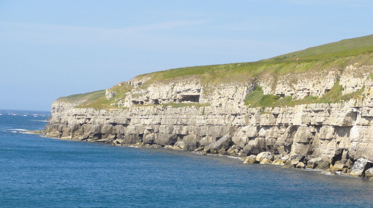 Halsewell Quarry is the grassy ledge right of centre. The ship struck under its left end.