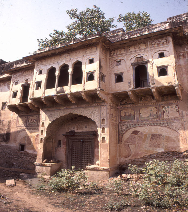  Just south of Bhagchandka Haveli (Mandawa 7) is a derelict, ochre-painted haveli dated 1829. Damage caused by rising damp is clearly visible.