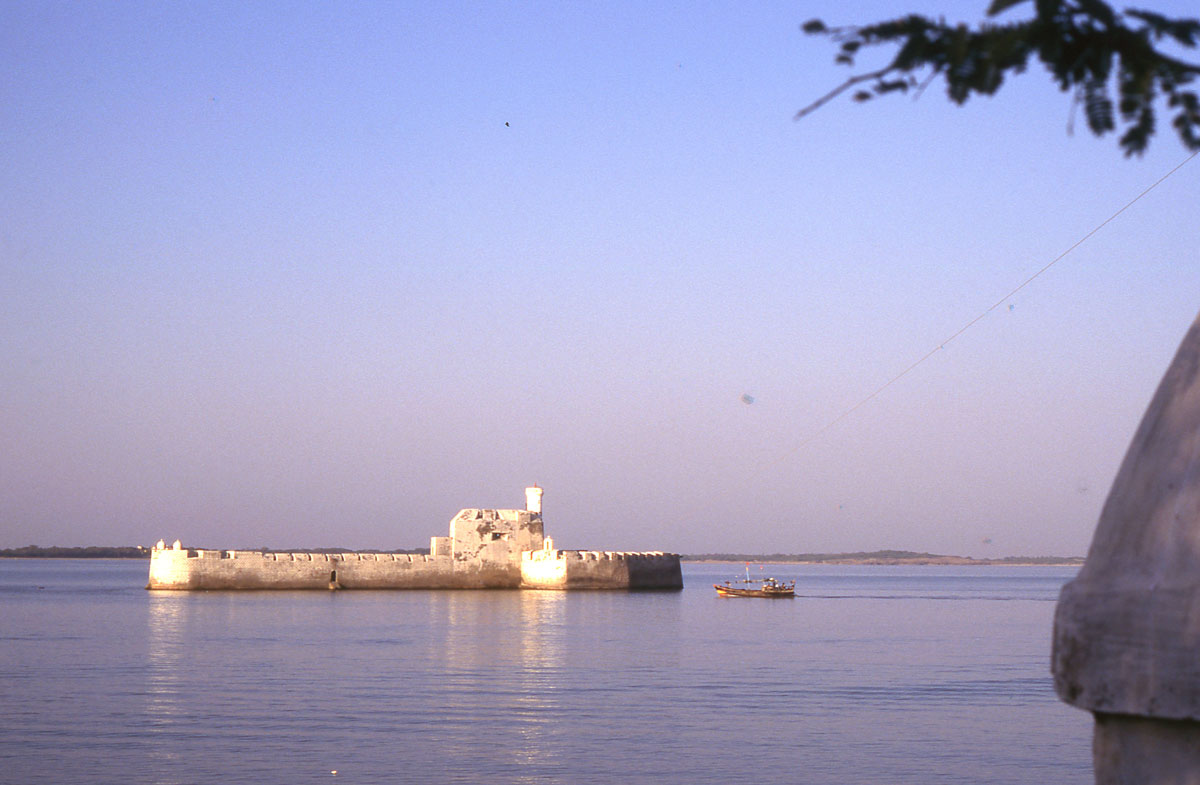 Panikotha, the sea fort, from the main fort. Together they guarded the entrance to Diu's harbour.