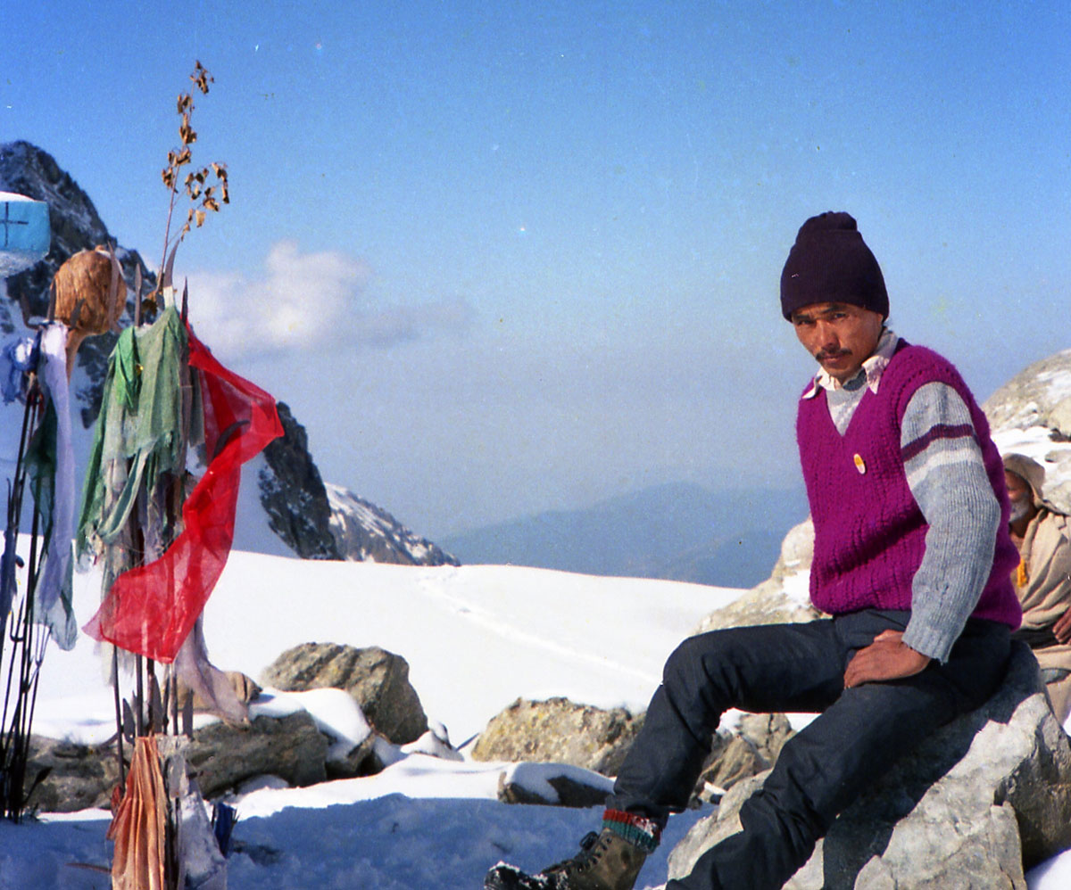 Sring Aang Jen relaxes at the Sack Pass, his scarlet prayerflag in place. A good man, I sent him a copy.