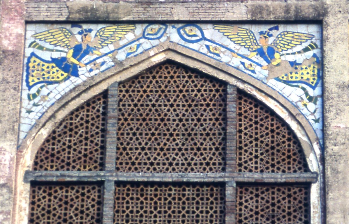 On the external NW wall of the fort are tilework 'adult' angels with caps and long, streaming sashes probably resembling those hidden behind the whitewash.