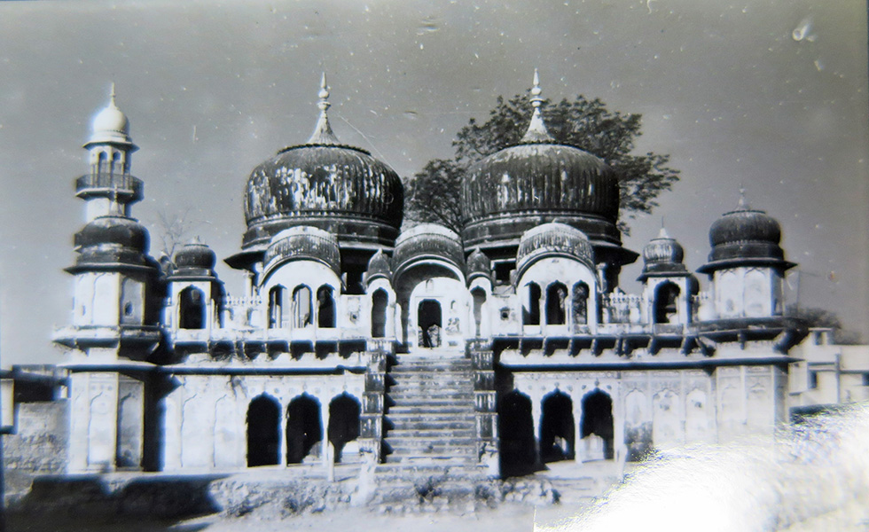 A 1985 image of a pair of Ramgarh's remarkable 19th century Poddar-family painted chhatris.
