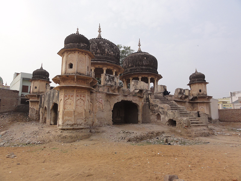 The same double chhatri in 2015. Vandalisation combined with the theft of stone pillars.
