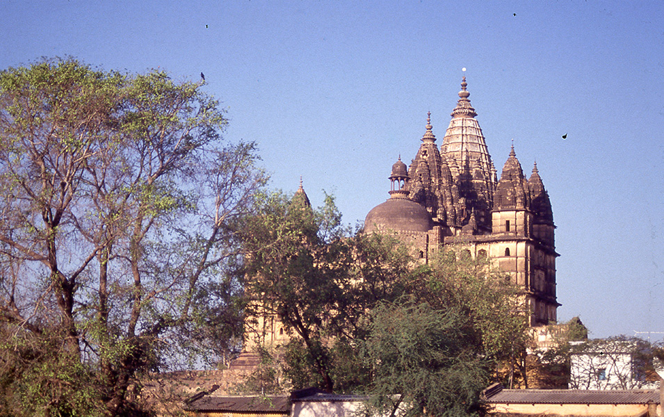 Outside the citadel is a cathedral-like Chaturbhuj Mandir. It was barely used.