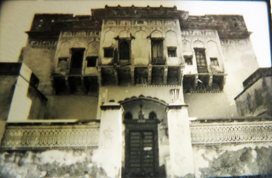 Built c1835, this Saraf haveli in Mandawa bore interesting ochre murals. photo 1985.