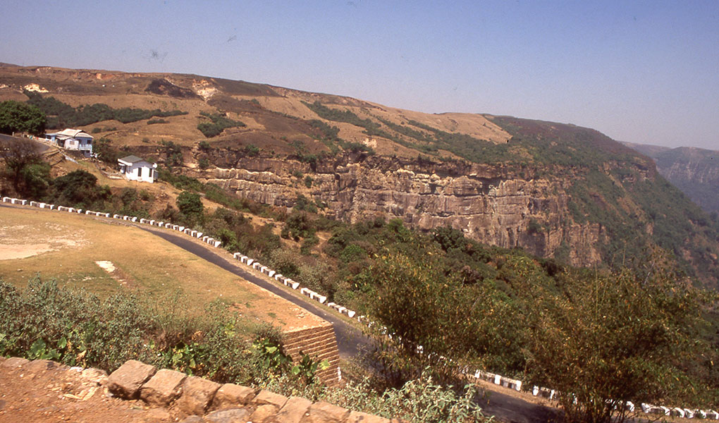 The road rises onto the Cherrapunji plateau